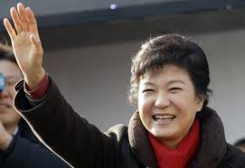 นาง ปาร์กกึมเฮเข้าพิธีสาบานตนรับตำแหน่งประธานาธิบดีสาธารณรัฐเกาหลี 