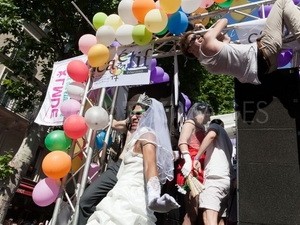 ฝรั่งเศสอนุมัติกฏหมายอนุญาตให้กลุ่มรักร่วมเพศแต่งงานกัน