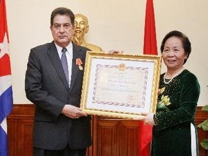 เวียดนามมอบเหรียญอิสริยาภรณ์มิตรภาพให้แก่เอกอัครราชทูตคิวบาประจำเวียดนาม