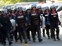 ตำรวจไทยขอคืนพื้นที่เขตชุมนุม