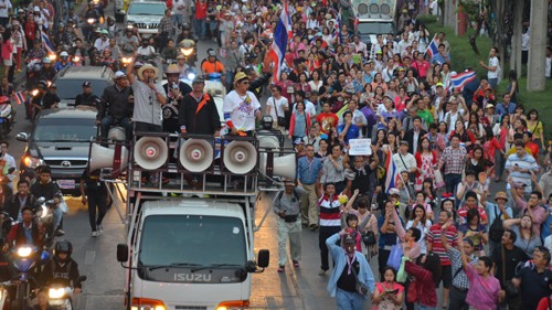 ตำรวจไทยจับกุมตัวแกนนำและผู้ชุมนุมประมาณ๑๐๐คน