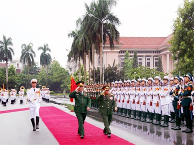 รัฐมนตรีว่าการกระทรวงกลาโหมลาวเยือนเวียดนาม