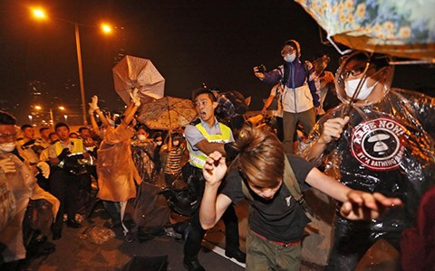 ตำรวจฮ่องกงเรียกร้องให้กลุ่มผู้ชุมนุมร่วมมือ