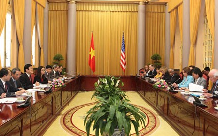 บรรดาผู้นำรัฐบาลเวียดนามให้การต้อนรับผู้นำของพรรคเดโมแครตในสภาล่างสหรัฐ