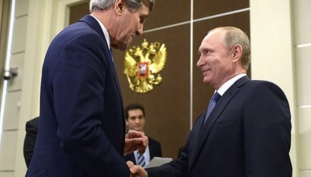 ประธานาธิบดีรัสเซียให้การต้อนรับรัฐมนตรีว่าการกระทรวงการต่างประเทศสหรัฐ ณ เมืองโซชิ