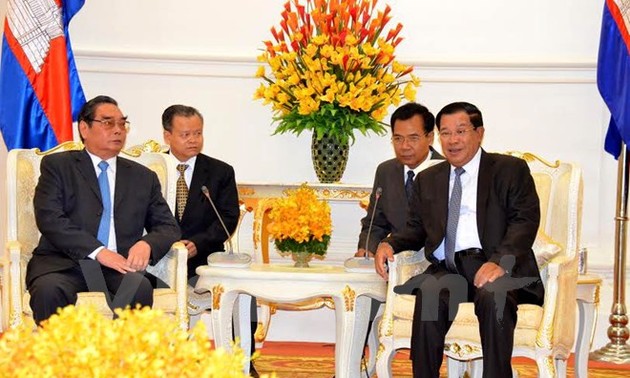 บรรดาผู้นำกัมพูชาให้การต้อนรับคณะผู้แทนระดับสูงของพรรคคอมมิวนิสต์เวียดนาม