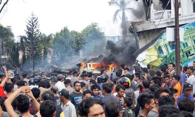 เกิดเหตุเครื่องบินทหารตกในประเทศอินโดนีเซีย