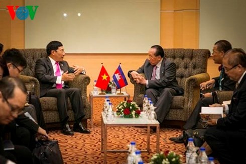 รองนายกรัฐมนตรีเวียดนามมีการพบปะทวิภาคีนอกรอบการประชุมAMM๔๘ 