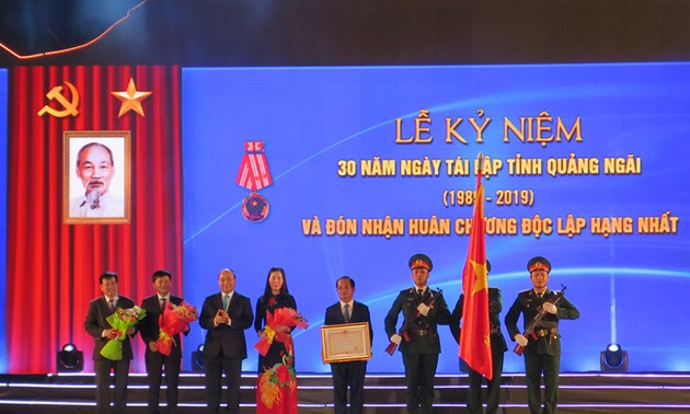 Primer ministro de Vietnam participa en acto por 30 aniversario de restablecimiento de Quang Ngai