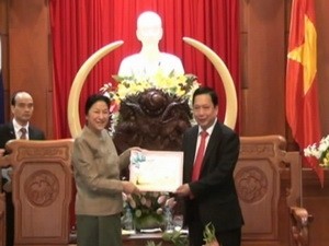 Lao NA Chairwoman visits southern Vietnam