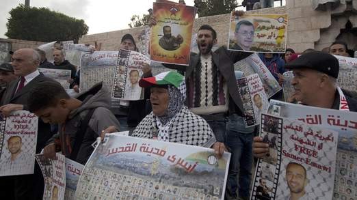 Israel agrees to release Palestinian prisoners