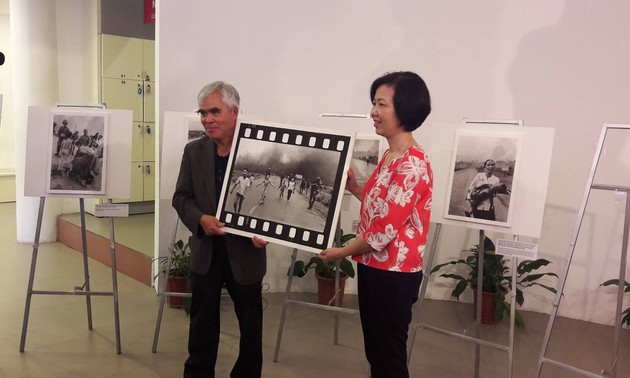 Photographer Nick Ut presents “Napalm girl” photo to Vietnam Women Museum