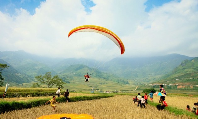 Khau Pha paragliding festival promotes Yen Bai tourism
