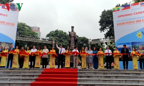 ASEAN photo exhibition opens in Hanoi