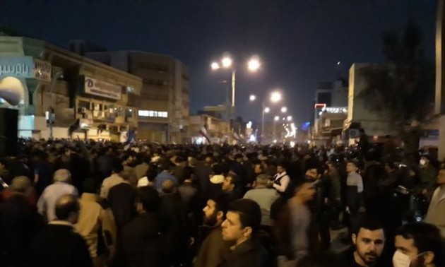 Iran protests: Nine more dead after 5th day of unrest