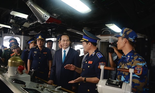 President pays pre-Tet visit to coast guards, workers