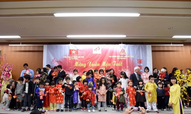 Overseas Vietnamese celebrate Lunar New Year