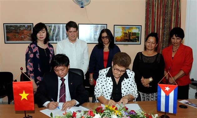 Vietnam, Cuba sign cooperation documents during Party chief’s visit