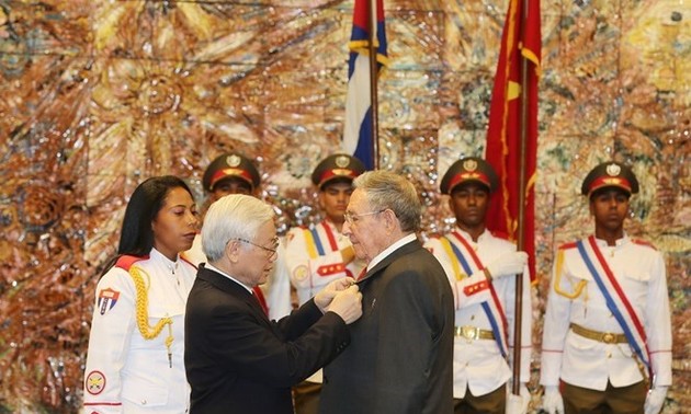 Party chief presents Golden Star Order to Cuban leader