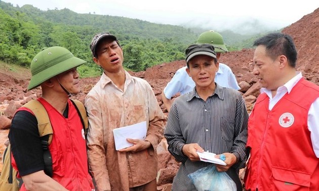 Vietnam Red Cross sends more aids to flood victims
