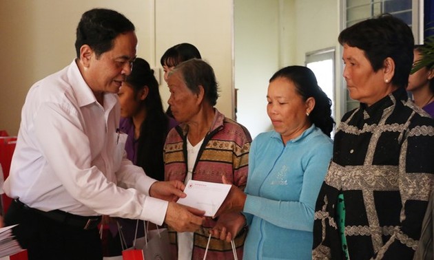 Tet gifts presented to disadvantaged, ethnic minority people