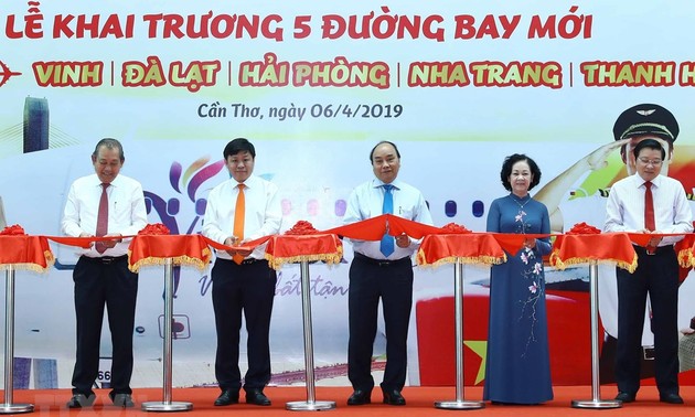 PM cuts ribbon to inaugurate 5 new air routes in Can Tho
