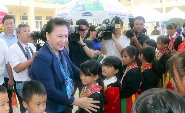 NA Chairwoman presents gifts to disadvantaged children in Quang Ninh