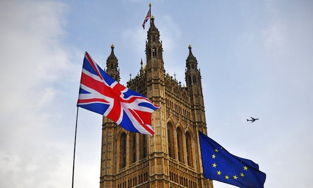 UK lawmakers approve Brexit delay
