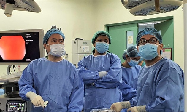 Vietnamese doctors perform robotic assisted surgeries overseas