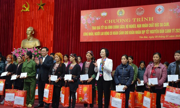 Tet gifts presented to Yen Bai ethnic people