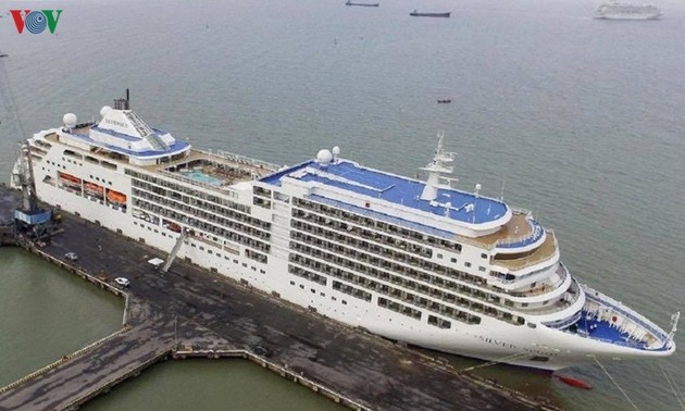Hue, Da Nang receive cruise ships with 1,200 passengers