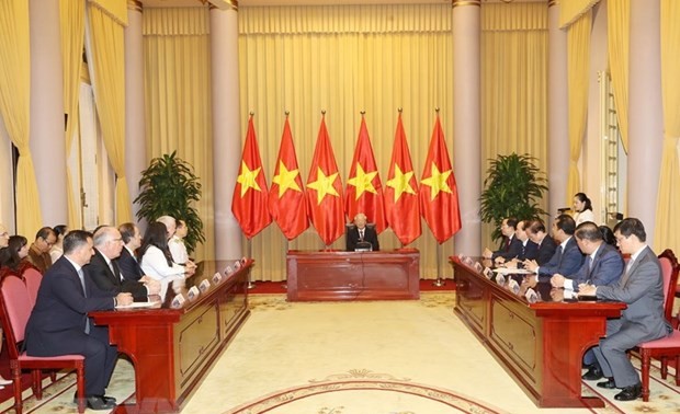 Vietnamese top leader receives newly-accredited ambassadors