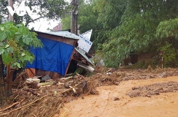 PM urges prompt rescue efforts after severe landslide hits central province