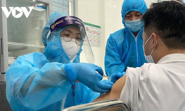 More than 20,000 Vietnamese inoculated with COVID-19 vaccine