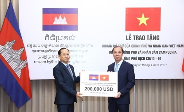Vietnam hands over 200,000 USD to help Cambodia fight COVID-19