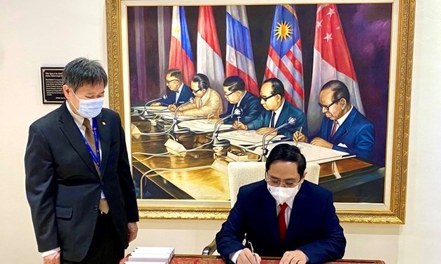 Vietnam makes practical contribution to ASEAN Leaders’ Meeting
