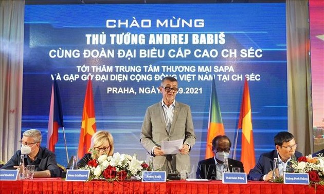 Czech PM meets with representatives of Vietnamese community
