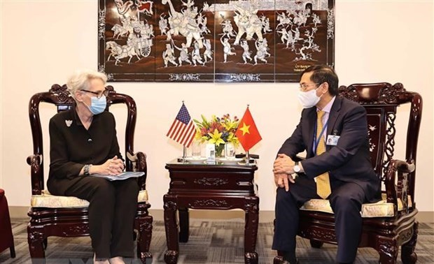 Vietnamese FM holds bilateral meetings with foreign diplomats