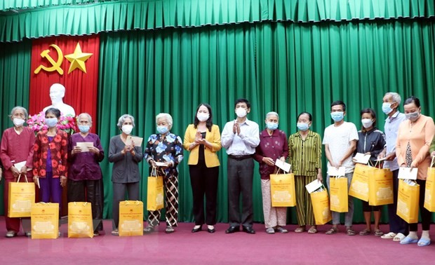 Party, State leaders pay Tet visits to localities