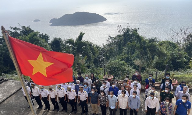 New Year flag raising ceremony on Hon Khoai islet