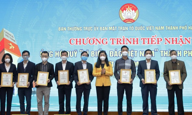 Hanoi receives donations to the “For Vietnam Sea and Islands” fund