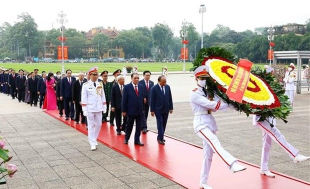 Party, State leaders pay homage to President Ho Chi Minh on birth anniversary