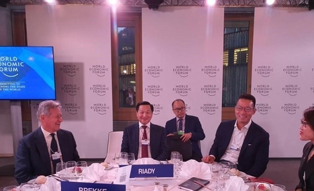 Deputy PM Le Minh Khai active at WEF Davos 2022
