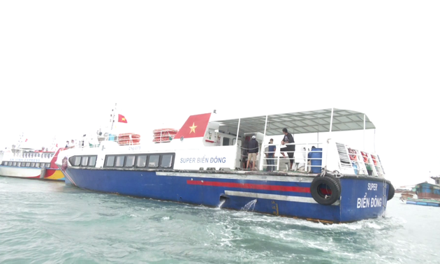 Coastguards bring 4 patients from Ly Son island ashore 