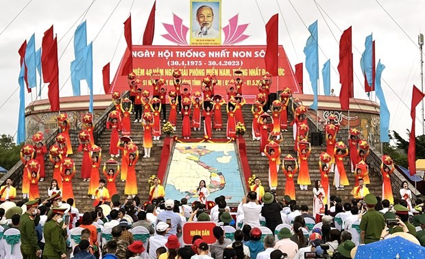 Quang Tri: Flag-raising ceremony marks National Reunification Day