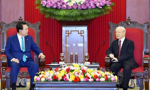 Party leader Nguyen Phu Trong receives RoK President