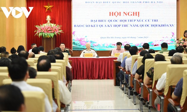 Party leader Nguyen Phu Trong meets Hanoi voters