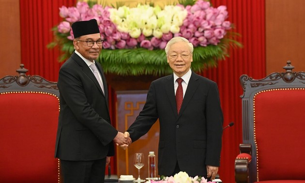 Party leader Nguyen Phu Trong receives Malaysian Prime Minister Anwar Ibrahim