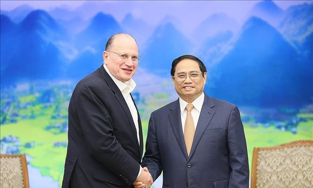 Prime Minister Pham Minh Chinh receives HSBC Chairman 