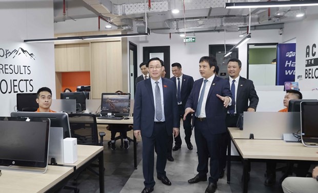 Top Vietnamese legislator visits FPT office in Indonesia